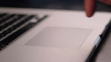 Bir Web sitesi dizüstü izleme yüzeyi kullanarak kaydırma adam yakın çekim çekim.