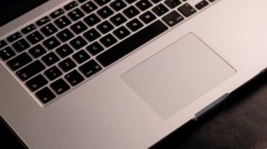Bir Web sitesi dizüstü izleme yüzeyi kullanarak kaydırma adam yakın çekim çekim.