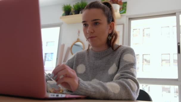 忙碌的年轻女子在笔记本电脑上工作 — 图库视频影像