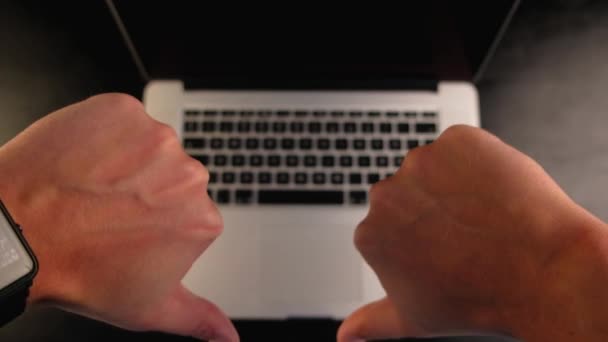 特写镜头的人的手显示拇指或类似的手势与笔记本电脑在黑色背景 — 图库视频影像