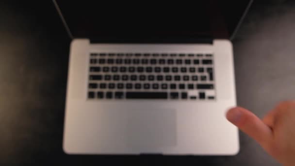 特写镜头的人的手显示拇指或类似的手势与笔记本电脑在黑色背景 — 图库视频影像