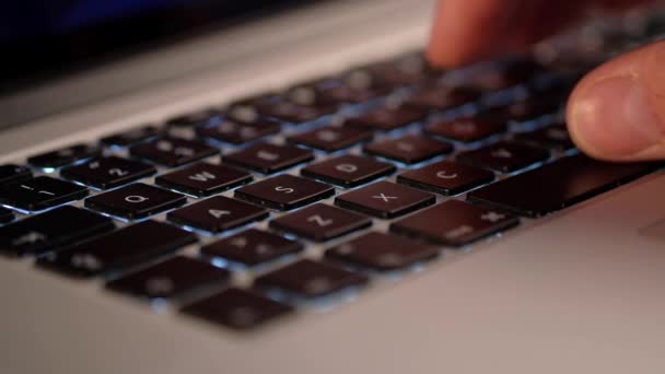 男的手在笔记本电脑键盘上推钥匙 — 图库视频影像