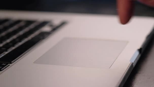 男子使用笔记本电脑轨道垫滚动网站的特写镜头 — 图库视频影像