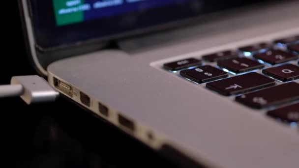 Oplader Aansluiting Laptop Close Van Een Oplader Die Computer Aangesloten — Stockvideo