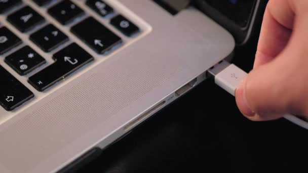 Bilgisayara Bağlı Bir Usb Hdmi Kablolarının Yakın Çekim Dizüstü Bilgisayara — Stok video