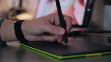 Bilgisayarda dijital çizim tableti ve kalemle çalışan grafik tasarımcının hızlandırılmış videosu. Grafik tablet ile evde çalışan serbest rötuş.