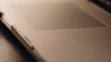 El açma ve kapatma dizüstü bilgisayarın yakın çekim. Bilgisayarda çalışan adam.