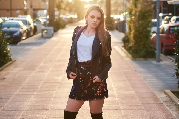 Mulher loira jovem bonita vestindo casaco preto elegante — Fotografia de Stock