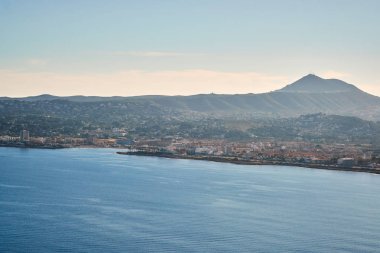 İspanya Costa Blanca güneşli bir günde Akdeniz deniz manzarası