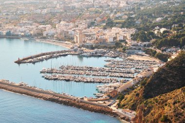 İspanya Costa Blanca güneşli bir günde Akdeniz deniz manzarası