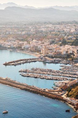 İspanya Costa Blanca güneşli bir günde Akdeniz deniz manzarası