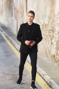 Siyah elbiseli genç yakışıklı adam.