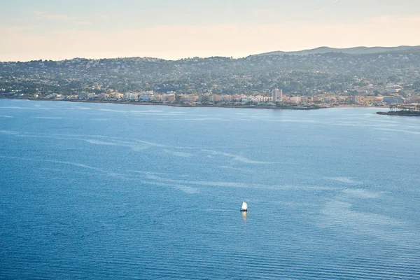 Середземноморський морський пейзаж в сонячний день на Коста-Бланка в Іспанії — стокове фото
