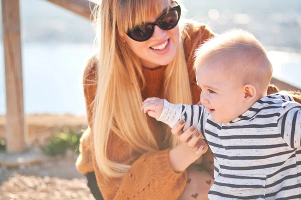 Bella donna e il suo piccolo figlio carino stanno giocando e sorridendo — Foto Stock