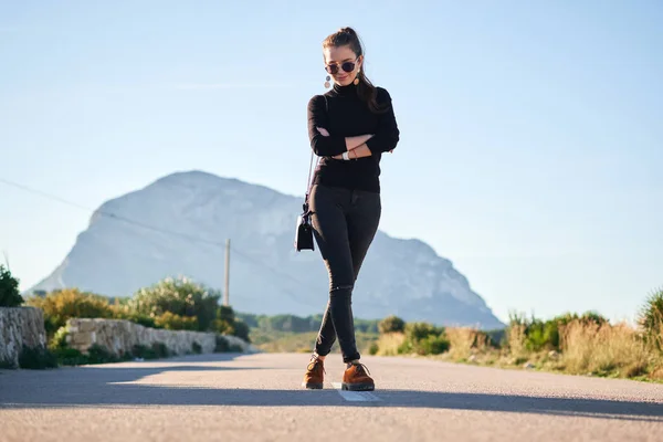 Mujer joven que va en el camino contra la hermosa vista —  Fotos de Stock