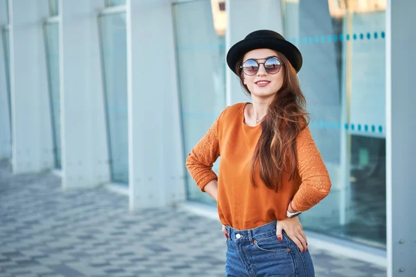 Retrato de joven chica con estilo —  Fotos de Stock