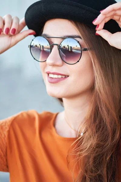 Retrato de joven chica con estilo —  Fotos de Stock