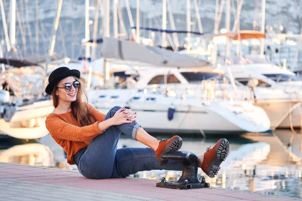 Young stylish girl in a sea port — Stock Photo, Image