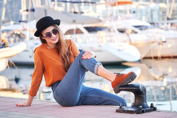 Menina elegante jovem em um porto marítimo — Fotografia de Stock