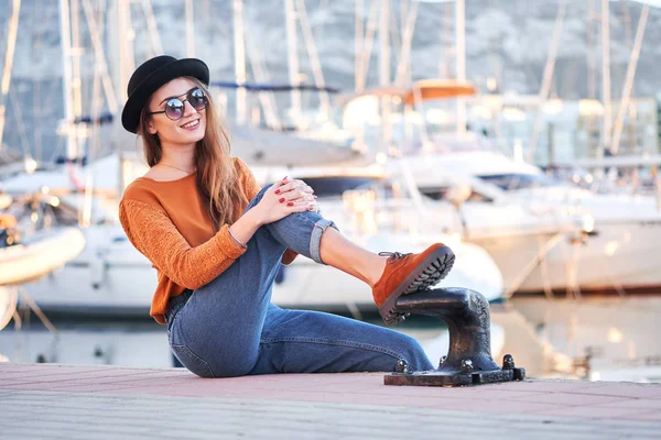 Menina elegante jovem em um porto marítimo — Fotografia de Stock