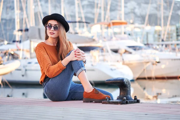 Menina elegante jovem em um porto marítimo — Fotografia de Stock