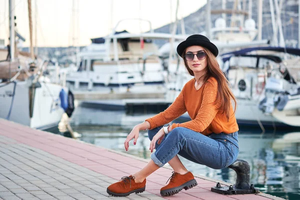 Молодая стильная девушка в морском порту — стоковое фото