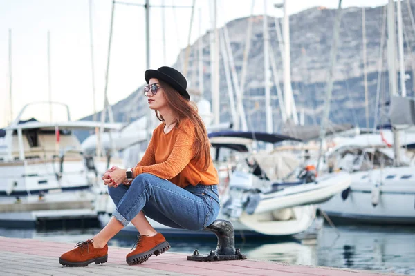 Joven chica con estilo en un puerto marítimo —  Fotos de Stock