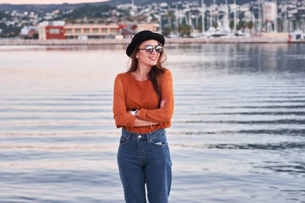 Joven chica elegante en un puerto de mar —  Fotos de Stock