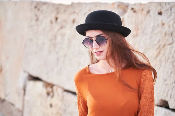 Retrato de chica joven con estilo en el sombrero —  Fotos de Stock