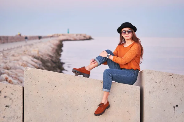 Молодая стильная девушка сидит в морском порту — стоковое фото