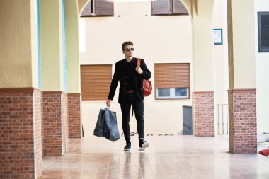 Siyah yakışıklı genç adam