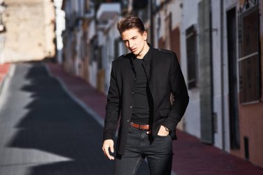 Siyah yakışıklı genç adam