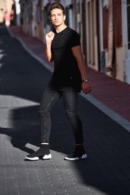 Siyahlı genç, zarif adam.