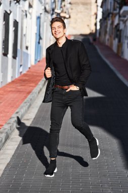 Siyah yakışıklı genç adam