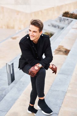 Siyah yakışıklı genç adam