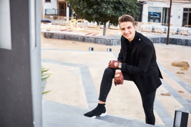 Siyah yakışıklı genç adam