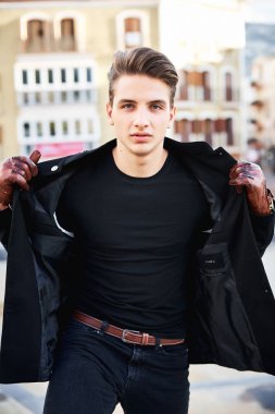 Siyah yakışıklı genç adam
