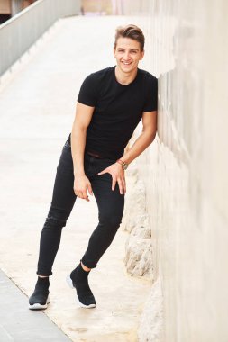 Siyah yakışıklı genç adam