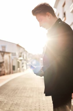 Arka planda gün batımı ile yakışıklı zarif adam