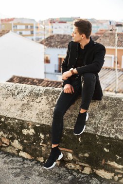 Siyah yakışıklı genç adam sokakta poz