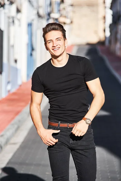 Siyah yakışıklı genç adam