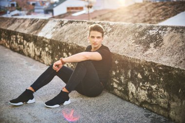 Siyah yakışıklı genç adam sokakta poz