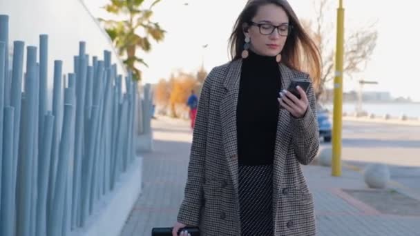 Elinde Yeşil Bavul Cep Telefonu Ile Yürüyen Genç Kadını Yavaş — Stok video