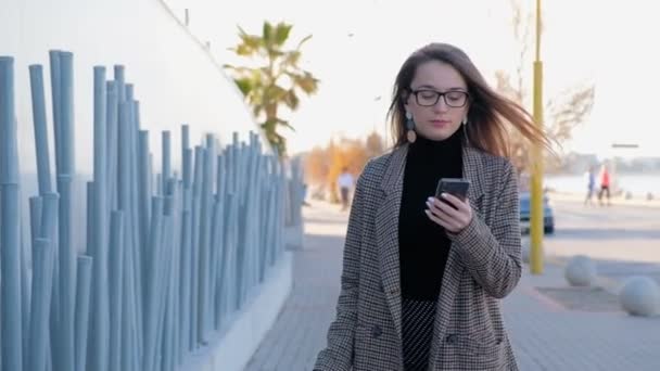 Zeitlupe Einer Jungen Geschäftsfrau Die Mit Grünem Koffer Und Handy — Stockvideo