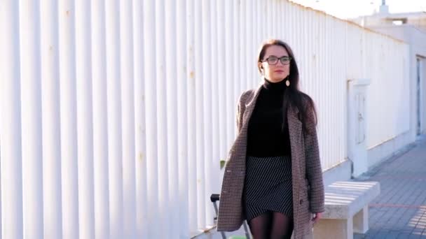 Movimiento Lento Joven Mujer Negocios Exitosa Gafas Caminando Con Maleta — Vídeos de Stock