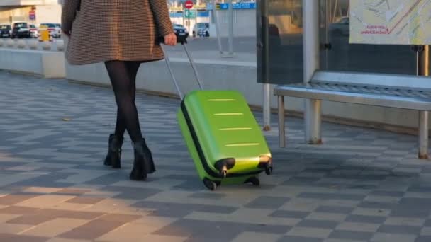 Achteraanzicht Van Jonge Zakenvrouw Hoge Hakken Het Busstation Stijlvolle Vrouw — Stockvideo