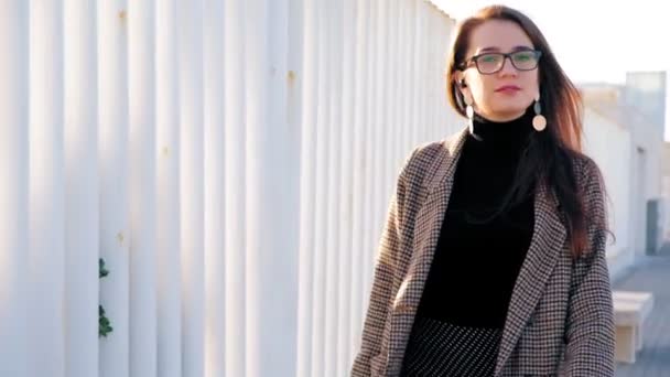 가방을 안경을 성공한 비즈니스 여성의 슬로우 가방을 세련된 자신감 — 비디오