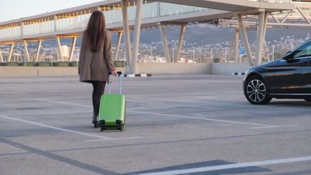 Siyah Lüks Arabanın Yanında Bavulla Yürüyen Yüksek Topuklu Genç Kadınının — Stok video