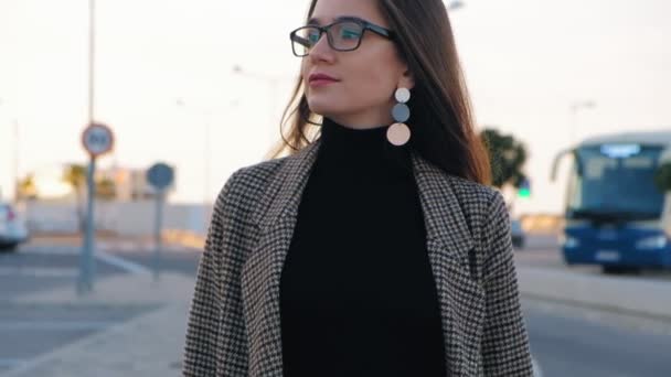 Movimento Lento Jovem Mulher Negócios Óculos Andando Confiantemente Longo Rua — Vídeo de Stock
