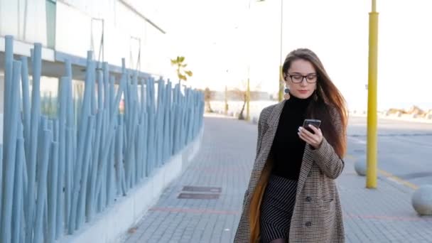 Zeitlupe Einer Jungen Erfolgreichen Geschäftsfrau Mit Brille Und Handy Der — Stockvideo